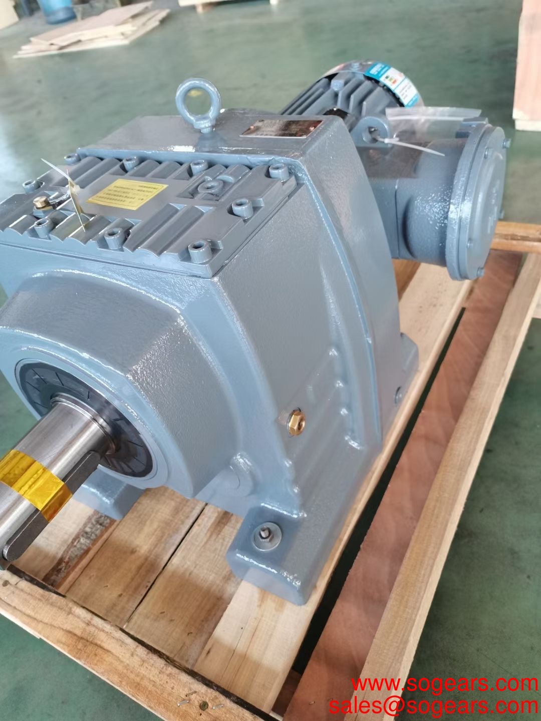 R series solid shaft helical worm gearbox tractor pto multiplier gearbox 22kw gearbox marine transmission gear box