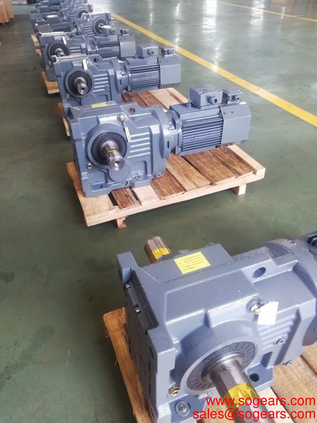 T-type 90 degree gearbox Spiral bevel gear steering bevel gear Helical Gearboxes speed increaser