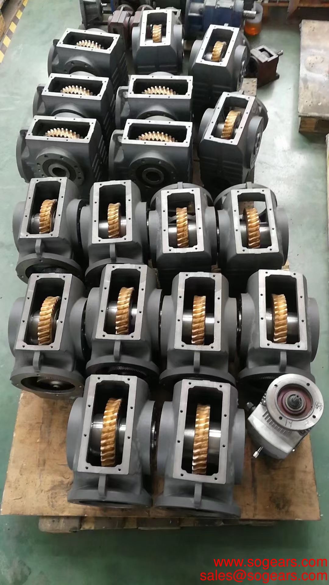 T-type 90 degree gearbox Spiral bevel gear steering bevel gear Helical Gearboxes speed increaser