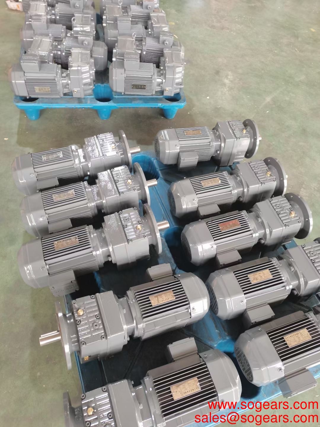 Big ratio high torque electrical worm units SKM series helical hypoid turbine motor gear box 