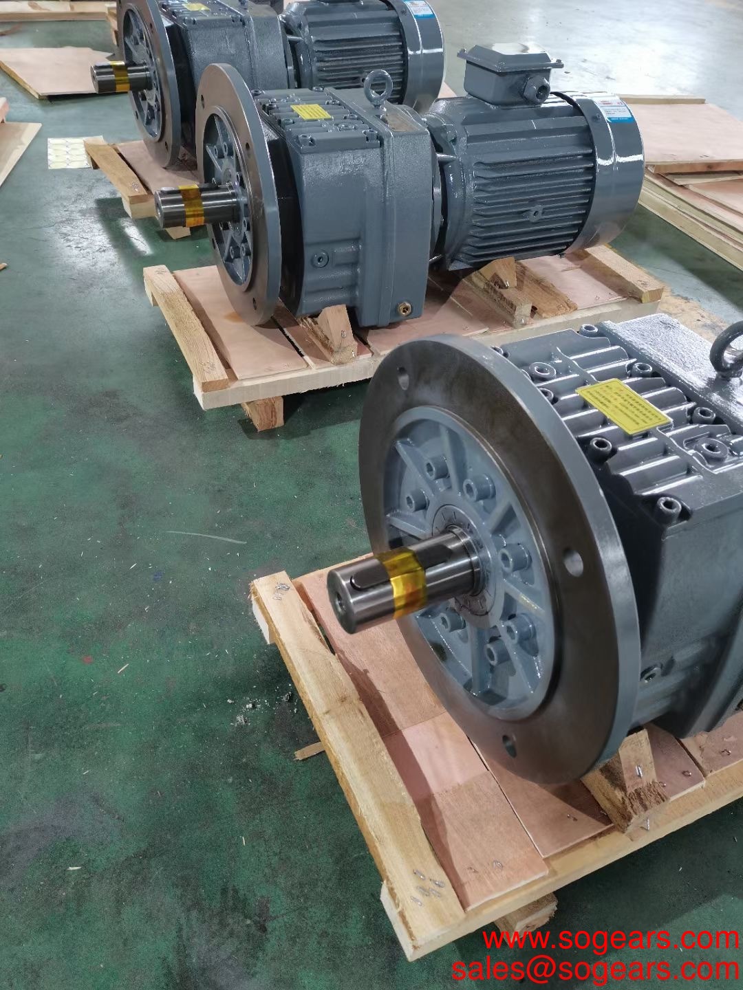 Big ratio high torque electrical worm units SKM series helical hypoid turbine motor gear box 