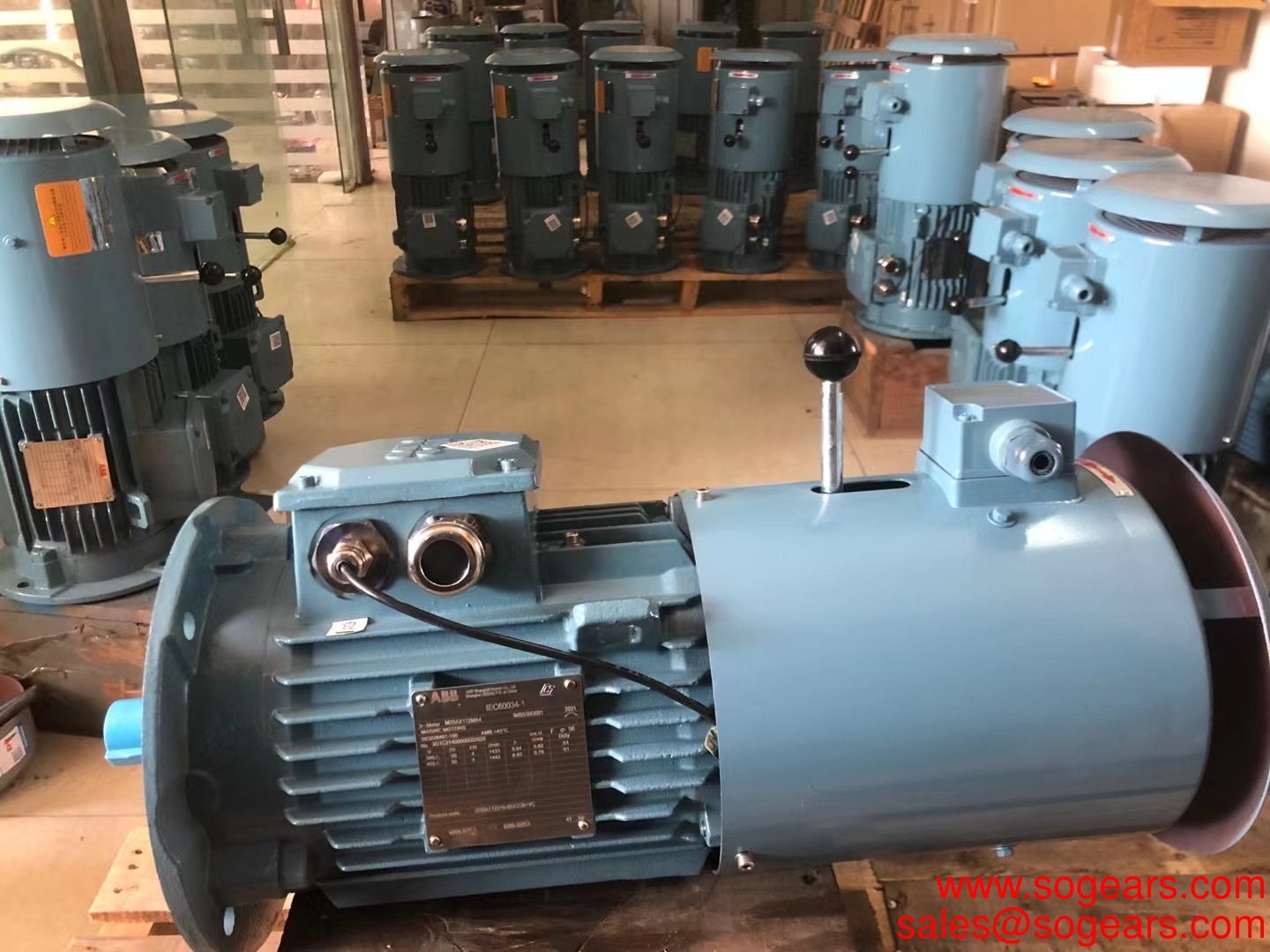 R187 Helical Gear Reduce Shaft Mounted Gearbox Gear Reducer with Electric Motor Parallel Reducer