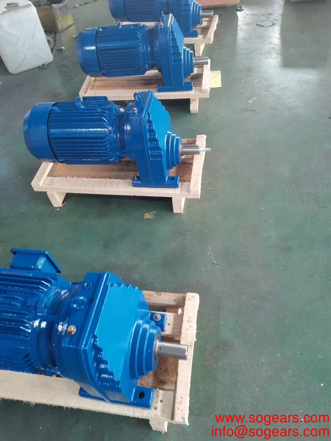 Helical Gear Standard Backlash 7 Arc Planetary Gearbox For 750w Servo Motor Gearbox with Motor Shaft Mounted Gearbox geared motor
