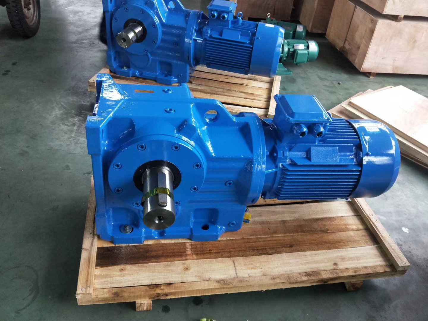 Electric motor and gearbox combination GKAZ47-Y0.37-4P-63.3-M6-90°