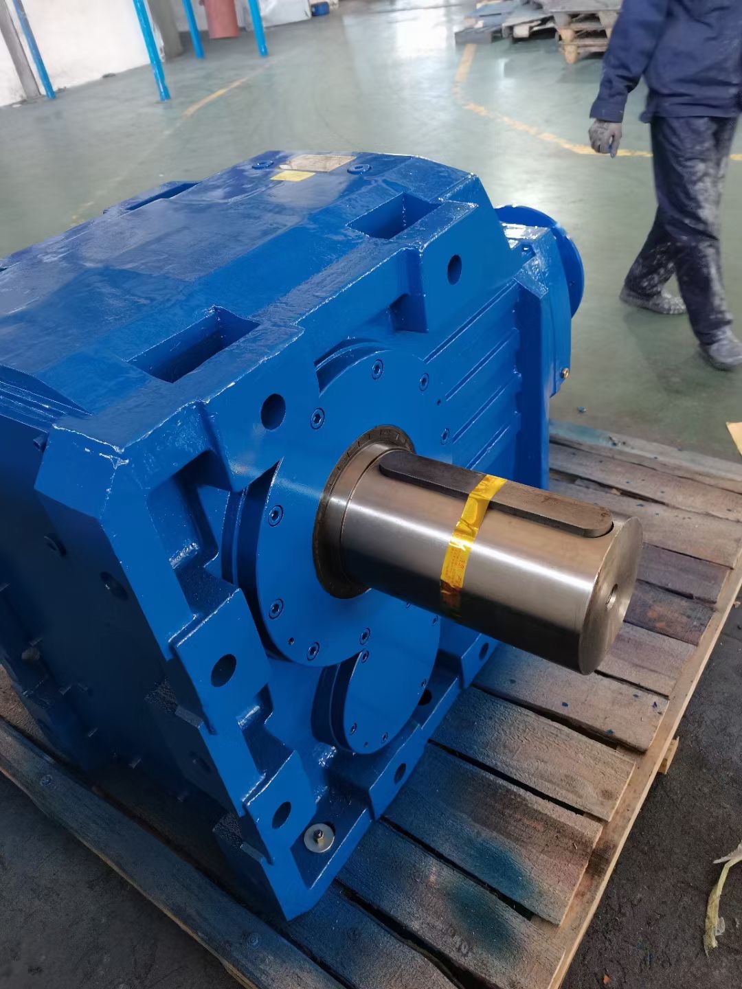 Electric motor and gearbox combination GKAZ47-Y0.37-4P-63.3-M6-90°